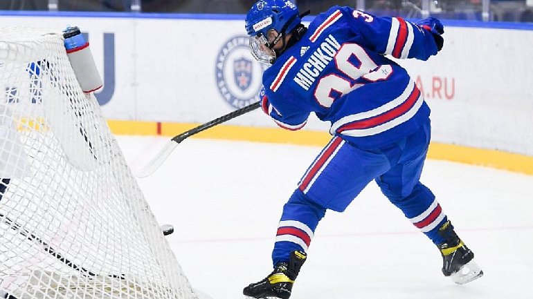 Главный российский талант дерзко дебютировал во взрослом хоккее. Мичков уже сейчас готов играть в КХЛ?  - фото